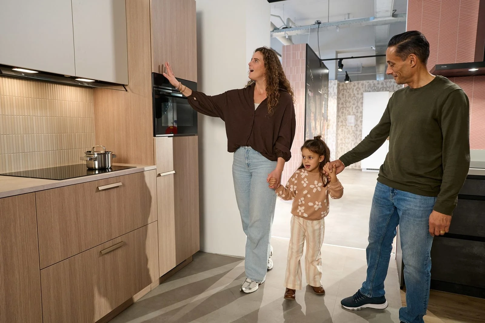 Een gezin ontdekt samen een keuken in de Kitchen4All-winkel